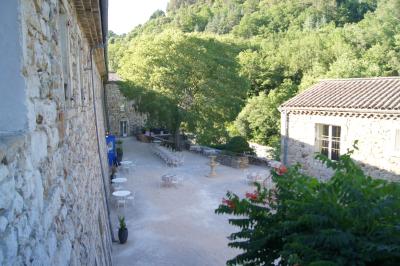 Part de gâteau au caramel décorée d'une fleur jaune, accompagnée de chantilly, servie sur une ardoise noire.