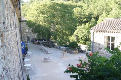 Part de gâteau au caramel décorée d'une fleur jaune, accompagnée de chantilly, servie sur une ardoise noire.