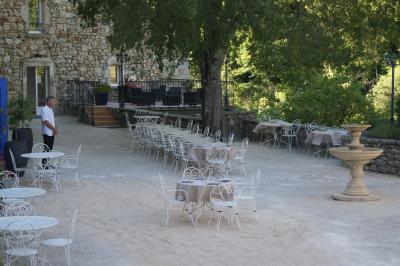 Part de gâteau au caramel décorée d'une fleur jaune, accompagnée de chantilly, servie sur une ardoise noire.