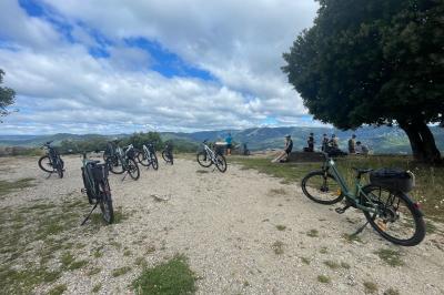 Part de gâteau au caramel décorée d'une fleur jaune, accompagnée de chantilly, servie sur une ardoise noire.