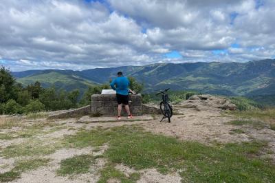 Part de gâteau au caramel décorée d'une fleur jaune, accompagnée de chantilly, servie sur une ardoise noire.