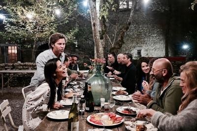 Miniature Location salle Rouet (Hérault) - Mas de la Plume #3 Lit double avec coussins blancs, plaid à motifs et serviettes jaunes pliées, dans une chambre minimaliste avec étagère…