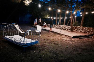 Miniature Location salle Rouet (Hérault) - Mas de la Plume #12 Lit double avec coussins blancs, plaid à motifs et serviettes jaunes pliées, dans une chambre minimaliste avec étagère…