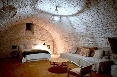 Miniature Location salle Rouet (Hérault) - Mas de la Plume #17 Lit double avec coussins blancs, plaid à motifs et serviettes jaunes pliées, dans une chambre minimaliste avec étagère…