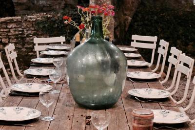 Miniature Location salle Rouet (Hérault) - Mas de la Plume #4 Lit double avec coussins blancs, plaid à motifs et serviettes jaunes pliées, dans une chambre minimaliste avec étagère…