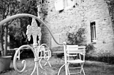 Miniature Location salle Rouet (Hérault) - Mas de la Plume #11 Lit double avec coussins blancs, plaid à motifs et serviettes jaunes pliées, dans une chambre minimaliste avec étagère…