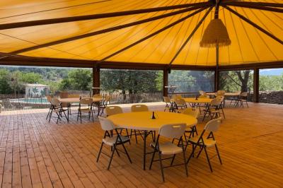 Miniature Location salle Rouet (Hérault) - Mas de la Plume #9 Lit double avec coussins blancs, plaid à motifs et serviettes jaunes pliées, dans une chambre minimaliste avec étagère…