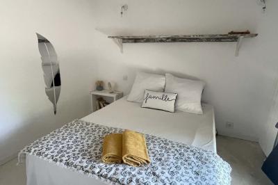 Miniature Location salle Rouet (Hérault) - Mas de la Plume #23 Lit double avec coussins blancs, plaid à motifs et serviettes jaunes pliées, dans une chambre minimaliste avec étagère…