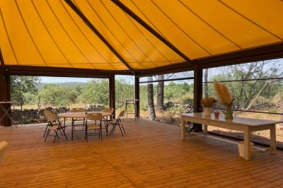 Miniature Location salle Rouet (Hérault) - Mas de la Plume #8 Lit double avec coussins blancs, plaid à motifs et serviettes jaunes pliées, dans une chambre minimaliste avec étagère…