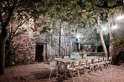 Miniature Location salle Rouet (Hérault) - Mas de la Plume #2 Lit double avec coussins blancs, plaid à motifs et serviettes jaunes pliées, dans une chambre minimaliste avec étagère…