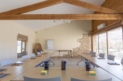 Arbuste à feuillage dense à gauche et arbre taillé à droite dans un jardin verdoyant sous un ciel clair.