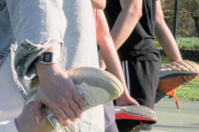 Arbuste à feuillage dense à gauche et arbre taillé à droite dans un jardin verdoyant sous un ciel clair.