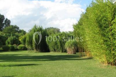 Miniature Location salle Lucenay (Rhône) - Domaine au Val d'Azergues #29 Vue aérienne d'une zone rurale avec des arbres, un cours d'eau sinueux et des bâtiments aux toits rouges.