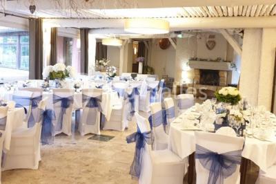 Miniature Location salle Lucenay (Rhône) - Domaine au Val d'Azergues #6 Vue aérienne d'une zone rurale avec des arbres, un cours d'eau sinueux et des bâtiments aux toits rouges.