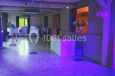 Miniature Location salle Lucenay (Rhône) - Domaine au Val d'Azergues #12 Vue aérienne d'une zone rurale avec des arbres, un cours d'eau sinueux et des bâtiments aux toits rouges.