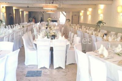 Miniature Location salle Lucenay (Rhône) - Domaine au Val d'Azergues #4 Vue aérienne d'une zone rurale avec des arbres, un cours d'eau sinueux et des bâtiments aux toits rouges.