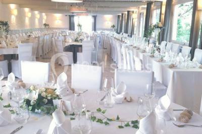 Miniature Location salle Lucenay (Rhône) - Domaine au Val d'Azergues #7 Vue aérienne d'une zone rurale avec des arbres, un cours d'eau sinueux et des bâtiments aux toits rouges.