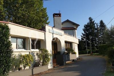 Miniature Location salle Lucenay (Rhône) - Domaine au Val d'Azergues #32 Vue aérienne d'une zone rurale avec des arbres, un cours d'eau sinueux et des bâtiments aux toits rouges.