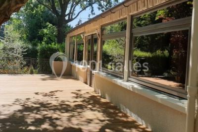 Miniature Location salle Lucenay (Rhône) - Domaine au Val d'Azergues #34 Vue aérienne d'une zone rurale avec des arbres, un cours d'eau sinueux et des bâtiments aux toits rouges.