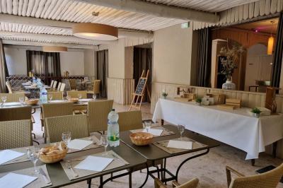 Miniature Location salle Lucenay (Rhône) - Domaine au Val d'Azergues #24 Vue aérienne d'une zone rurale avec des arbres, un cours d'eau sinueux et des bâtiments aux toits rouges.