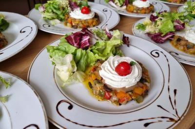 Miniature Location salle Lucenay (Rhône) - Domaine au Val d'Azergues #46 Vue aérienne d'une zone rurale avec des arbres, un cours d'eau sinueux et des bâtiments aux toits rouges.