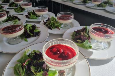 Miniature Location salle Lucenay (Rhône) - Domaine au Val d'Azergues #51 Vue aérienne d'une zone rurale avec des arbres, un cours d'eau sinueux et des bâtiments aux toits rouges.