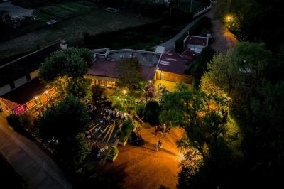 Miniature Location salle Lucenay (Rhône) - Domaine au Val d'Azergues #2 Vue aérienne d'une zone rurale avec des arbres, un cours d'eau sinueux et des bâtiments aux toits rouges.