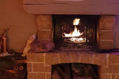 Miniature Location salle Lucenay (Rhône) - Domaine au Val d'Azergues #31 Vue aérienne d'une zone rurale avec des arbres, un cours d'eau sinueux et des bâtiments aux toits rouges.