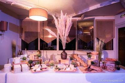 Miniature Location salle Lucenay (Rhône) - Domaine au Val d'Azergues #9 Vue aérienne d'une zone rurale avec des arbres, un cours d'eau sinueux et des bâtiments aux toits rouges.