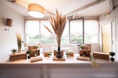 Miniature Location salle Lucenay (Rhône) - Domaine au Val d'Azergues #5 Vue aérienne d'une zone rurale avec des arbres, un cours d'eau sinueux et des bâtiments aux toits rouges.