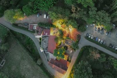 Miniature Location salle Lucenay (Rhône) - Domaine au Val d'Azergues #27 Vue aérienne d'une zone rurale avec des arbres, un cours d'eau sinueux et des bâtiments aux toits rouges.