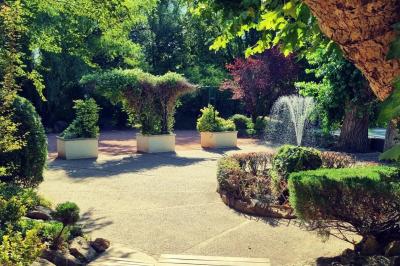 Miniature Location salle Lucenay (Rhône) - Domaine au Val d'Azergues #19 Vue aérienne d'une zone rurale avec des arbres, un cours d'eau sinueux et des bâtiments aux toits rouges.