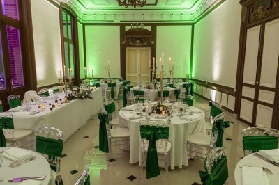 Miniature Location salle Chaumes-en-Brie (Seine-et-Marne) - Château de Crénille #15 Chambre lumineuse avec lit double, meubles en bois sculpté, tapis décoratif et grande fenêtre avec rideaux.
