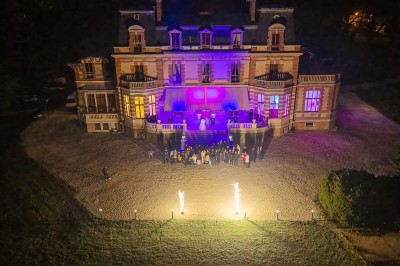 Miniature Location salle Chaumes-en-Brie (Seine-et-Marne) - Château de Crénille #26 Chambre lumineuse avec lit double, meubles en bois sculpté, tapis décoratif et grande fenêtre avec rideaux.