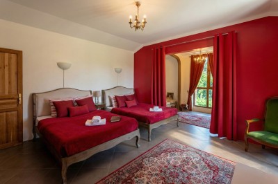 Miniature Location salle Chaumes-en-Brie (Seine-et-Marne) - Château de Crénille #49 Chambre lumineuse avec lit double, meubles en bois sculpté, tapis décoratif et grande fenêtre avec rideaux.