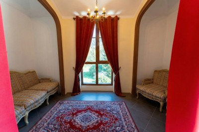 Miniature Location salle Chaumes-en-Brie (Seine-et-Marne) - Château de Crénille #47 Chambre lumineuse avec lit double, meubles en bois sculpté, tapis décoratif et grande fenêtre avec rideaux.