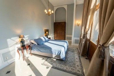 Miniature Location salle Chaumes-en-Brie (Seine-et-Marne) - Château de Crénille #55 Chambre lumineuse avec lit double, meubles en bois sculpté, tapis décoratif et grande fenêtre avec rideaux.