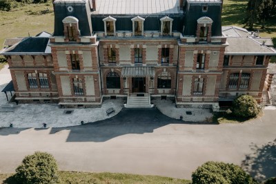 Miniature Location salle Chaumes-en-Brie (Seine-et-Marne) - Château de Crénille #30 Chambre lumineuse avec lit double, meubles en bois sculpté, tapis décoratif et grande fenêtre avec rideaux.
