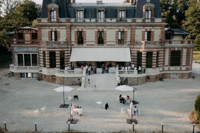 Miniature Location salle Chaumes-en-Brie (Seine-et-Marne) - Château de Crénille #38 Chambre lumineuse avec lit double, meubles en bois sculpté, tapis décoratif et grande fenêtre avec rideaux.