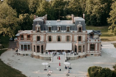 Miniature Location salle Chaumes-en-Brie (Seine-et-Marne) - Château de Crénille #39 Chambre lumineuse avec lit double, meubles en bois sculpté, tapis décoratif et grande fenêtre avec rideaux.