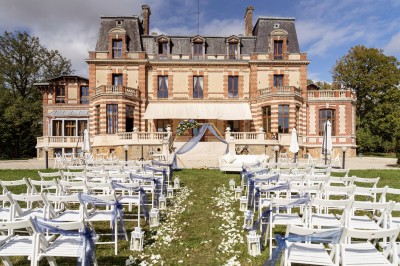 Miniature Location salle Chaumes-en-Brie (Seine-et-Marne) - Château de Crénille #36 Chambre lumineuse avec lit double, meubles en bois sculpté, tapis décoratif et grande fenêtre avec rideaux.