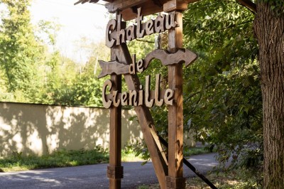 Miniature Location salle Chaumes-en-Brie (Seine-et-Marne) - Château de Crénille #43 Chambre lumineuse avec lit double, meubles en bois sculpté, tapis décoratif et grande fenêtre avec rideaux.
