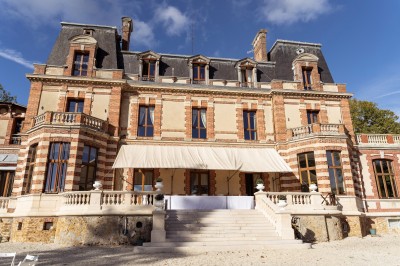 Miniature Location salle Chaumes-en-Brie (Seine-et-Marne) - Château de Crénille #29 Chambre lumineuse avec lit double, meubles en bois sculpté, tapis décoratif et grande fenêtre avec rideaux.