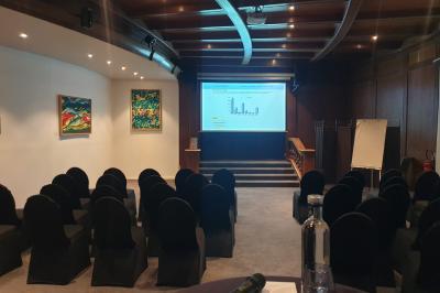 Pièce montée en choux et caramel décorée de dentelle de sucre, d'une rose blanche et d'une inscription personnalisée.