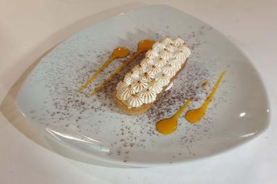 Pièce montée en choux et caramel décorée de dentelle de sucre, d'une rose blanche et d'une inscription personnalisée.