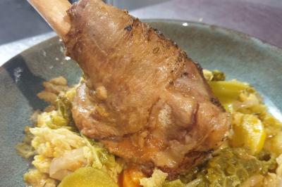 Pièce montée en choux et caramel décorée de dentelle de sucre, d'une rose blanche et d'une inscription personnalisée.