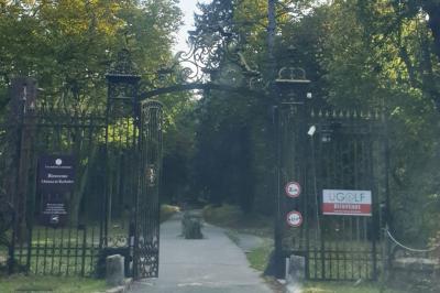 Pièce montée en choux et caramel décorée de dentelle de sucre, d'une rose blanche et d'une inscription personnalisée.
