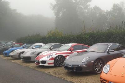 Pièce montée en choux et caramel décorée de dentelle de sucre, d'une rose blanche et d'une inscription personnalisée.