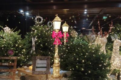 Pièce montée en choux et caramel décorée de dentelle de sucre, d'une rose blanche et d'une inscription personnalisée.