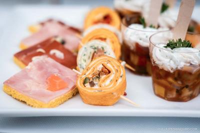 Vue aérienne d'une zone rurale avec des arbres, un cours d'eau sinueux et des bâtiments aux toits rouges.